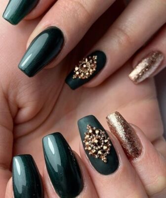 Emerald green winter nails